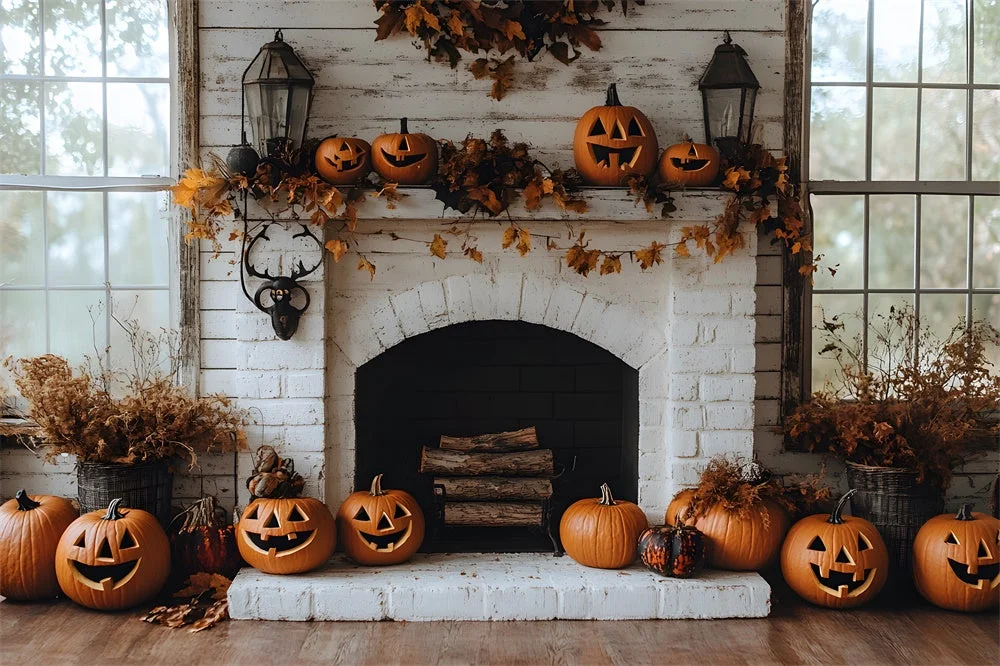Lò sưởi sơn trắng trang trí bí ngô Halloween và vòng hoa mùa thu