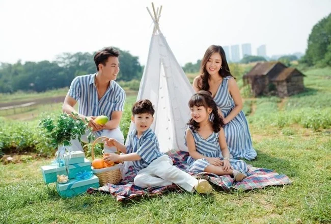 25+ Cách Tạo Dáng Chụp Ảnh Gia Đình 4 Người Siêu Đẹp, Siêu Dễ