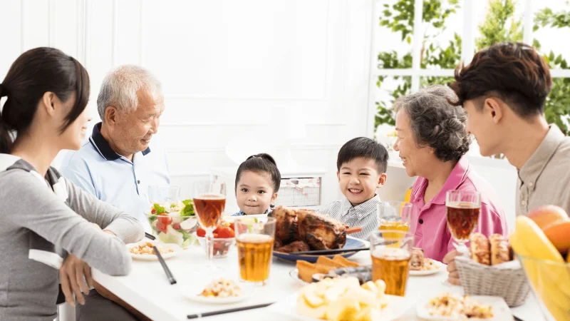hình ảnh gia đình hạnh phúc cùng nhau ăn cơm (3)