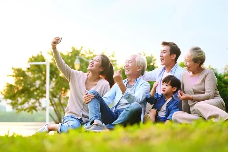 hình ảnh gia đình hạnh phúc cùng nhau đi du lịch (8)
