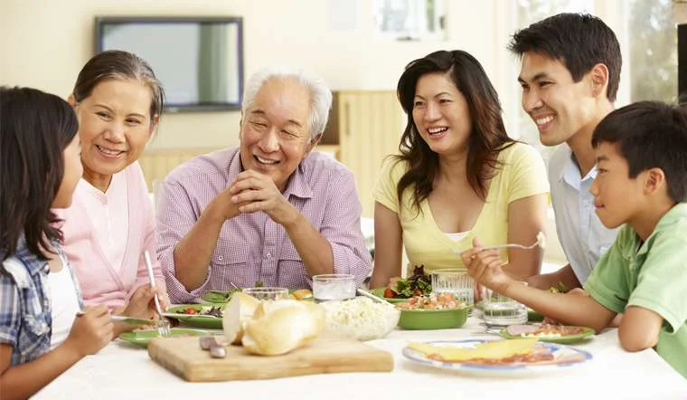 hình ảnh gia đình hạnh phúc cùng nhau ăn cơm (7)