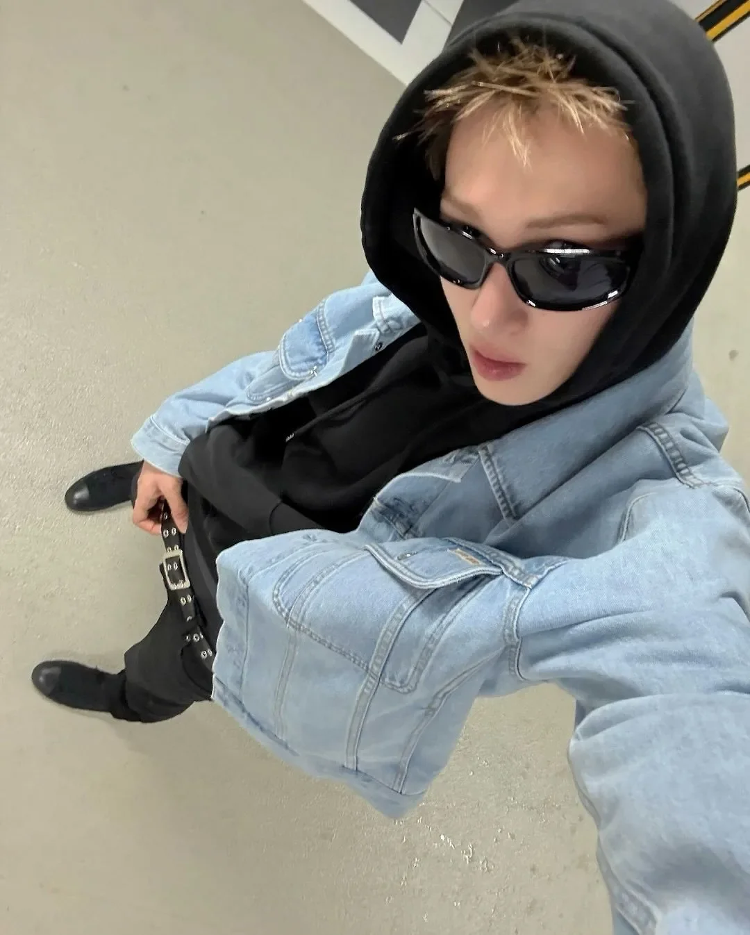 Ảnh Martin Cortis mặc áo khoác denim và hoodie đen phong cách cá tính