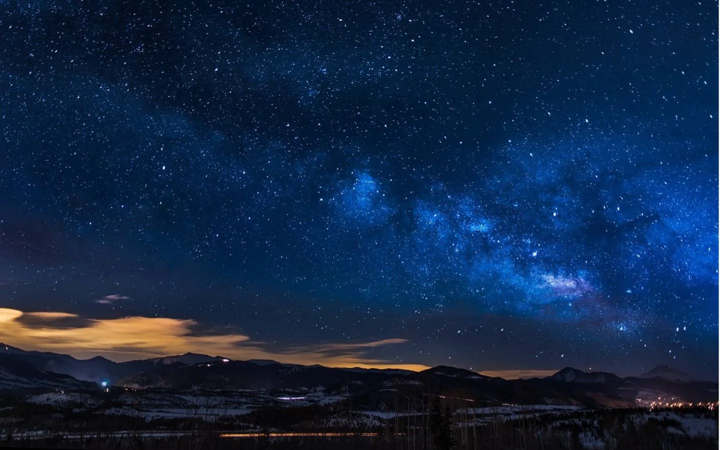 Ngân hà cuộn mình trên đỉnh núi