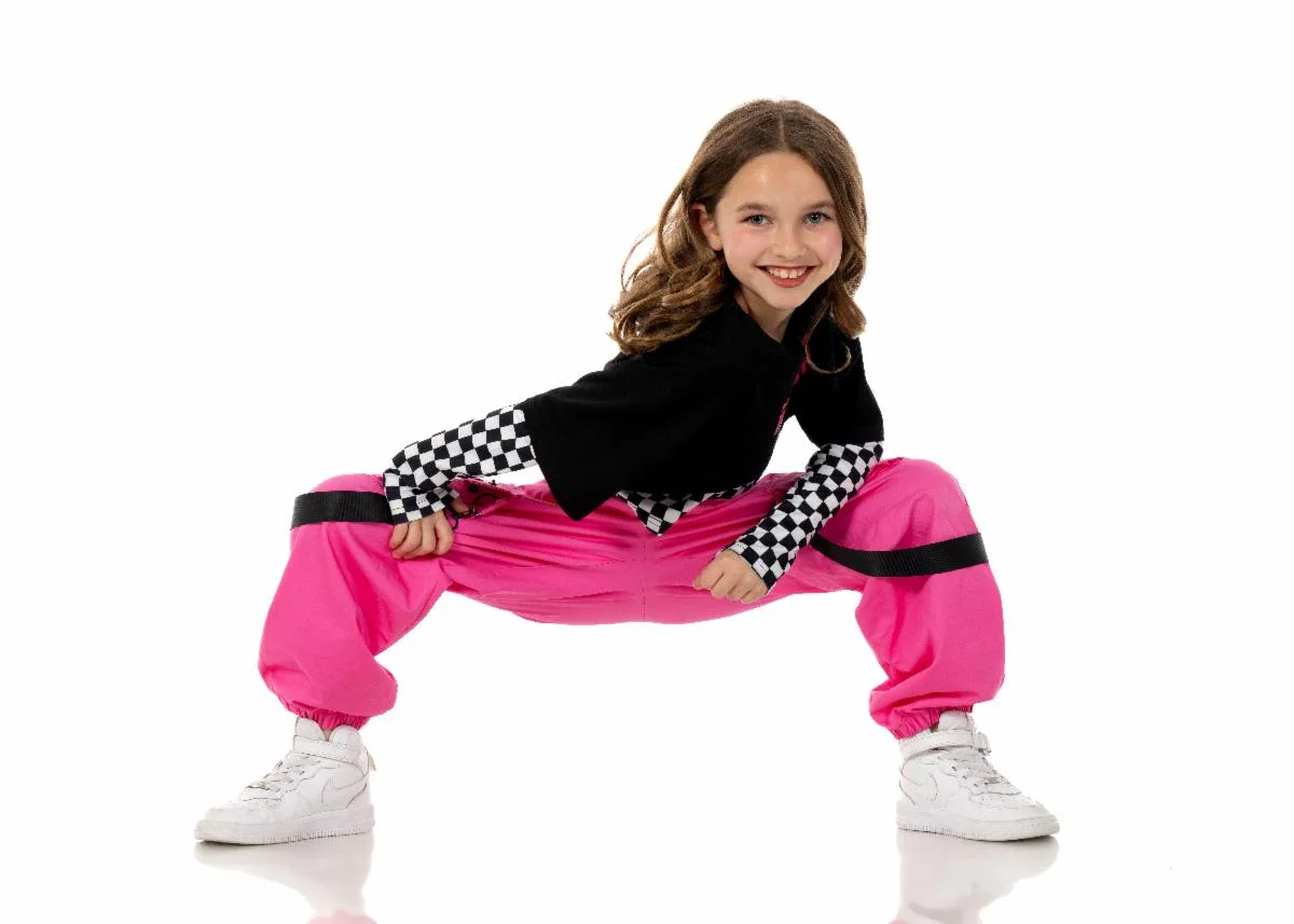 Bé gái tạo dáng hiphop năng động làm ảnh đại diện đẹp