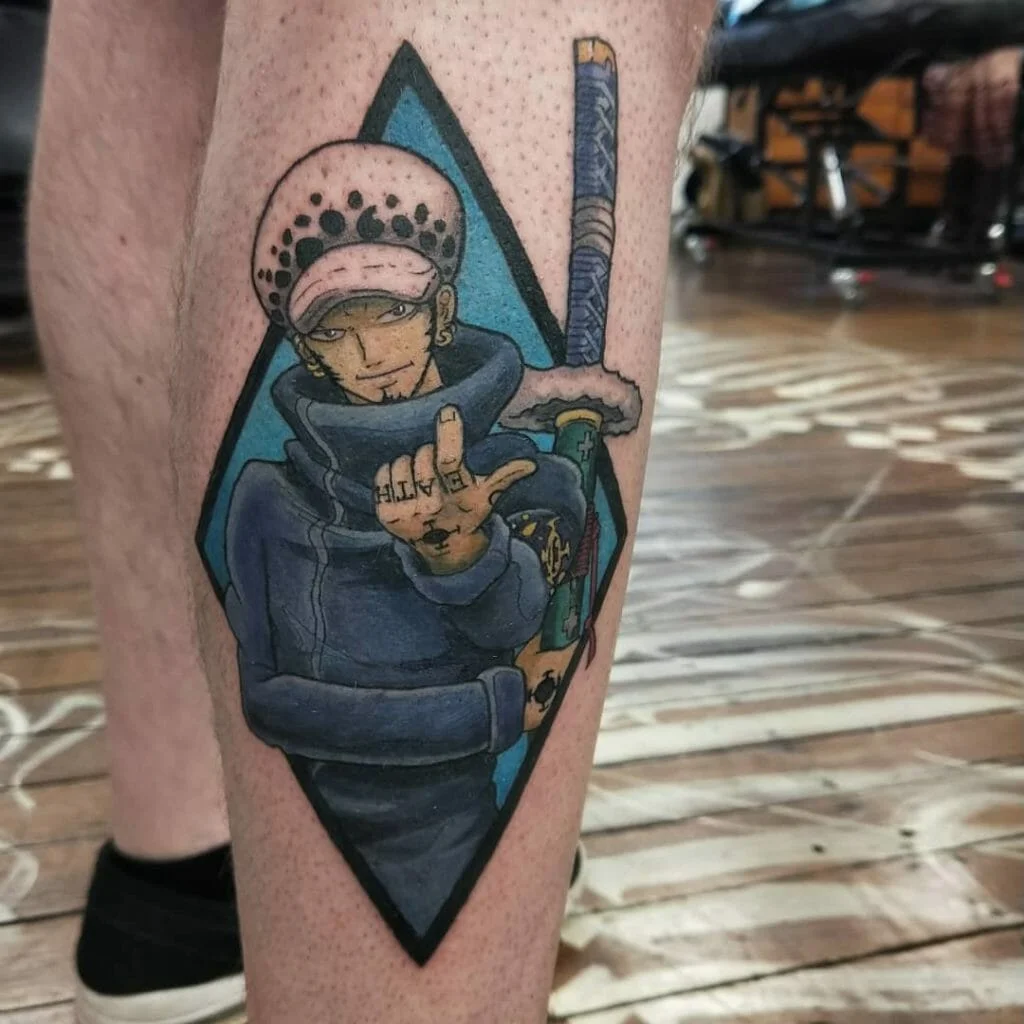 Tranh tô màu anime Trafalgar Law được thể hiện dưới dạng hình xăm màu xanh đậm trên bắp chân.