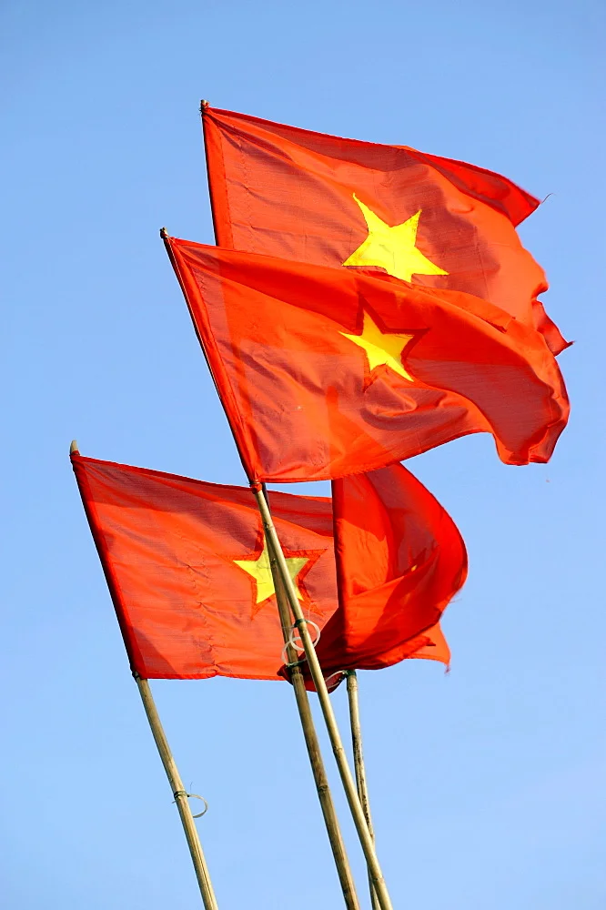 Nhiều lá ảnh cờ đỏ sao vàng bay trên cột cao