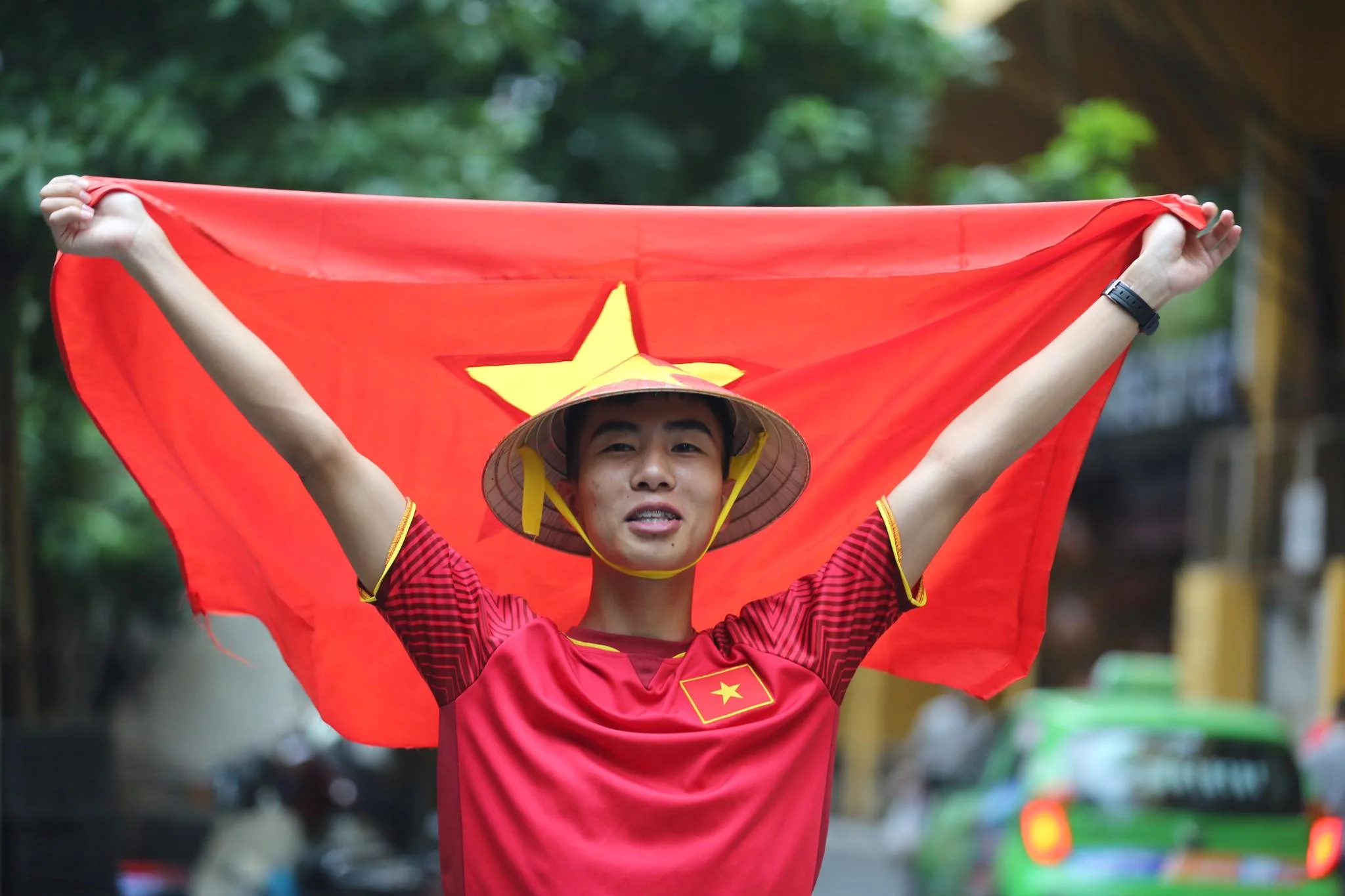 anh nguoi dan ong cam co do sao vang tu hao