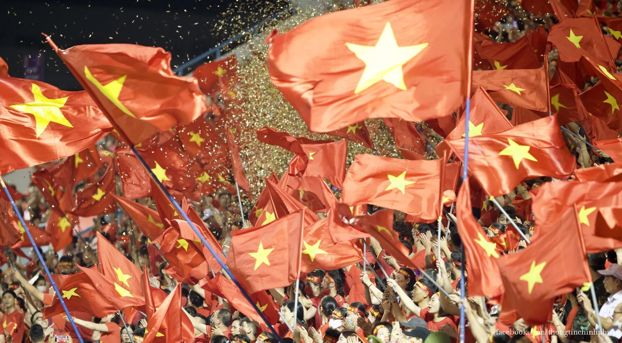 anh bien nguoi cam co do sao vang ruc ro