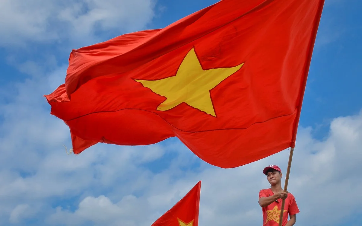 anh co do sao vang phap phoi tren bau troi xanh