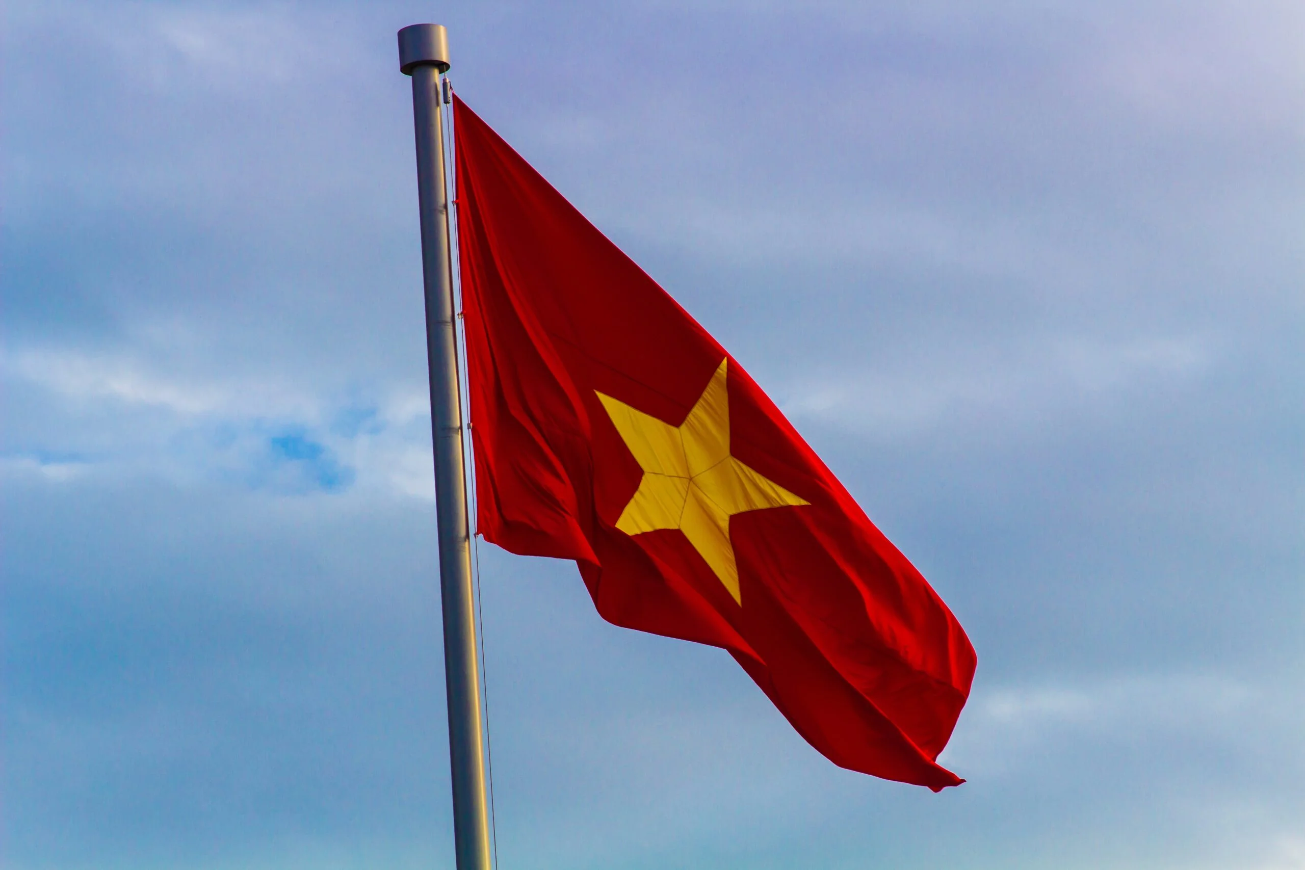 Ảnh cờ đỏ sao vàng bay trên nền trời mây