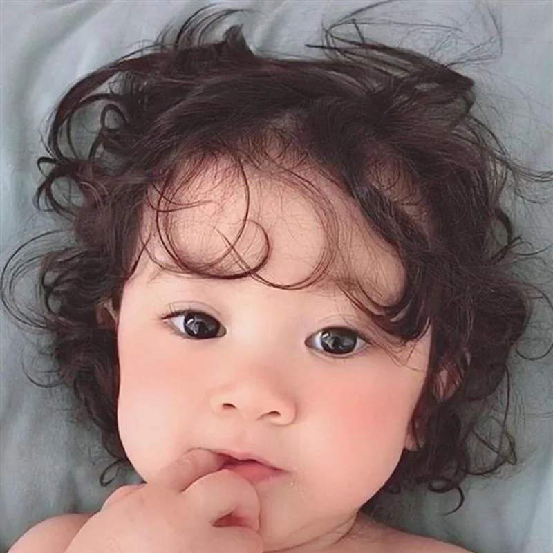 Tóc Xoăn Cho Bé Gái: Vẻ Đẹp Độc Đáo Và Những Điều Cần Lưu Ý