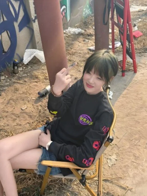 hình ảnh ngón tay giữa me me