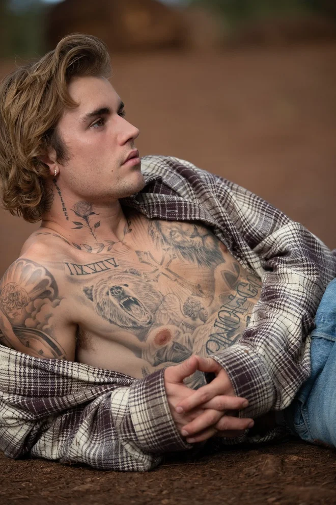Justin Bieber để lộ các hình xăm trên ngực và cổ