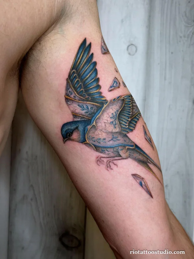 Kiệt tác Hình xăm bắp tay nam chim én xanh lam tung cánh rực rỡ chế tác tại Rio Tattoo Studio