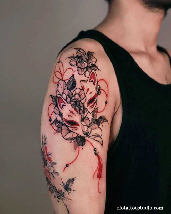 Thiết kế Hình xăm bắp tay nam Mặt nạ Hồ ly phối mực đỏ đen cá tính sáng tạo từ Rio Tattoo Studio.