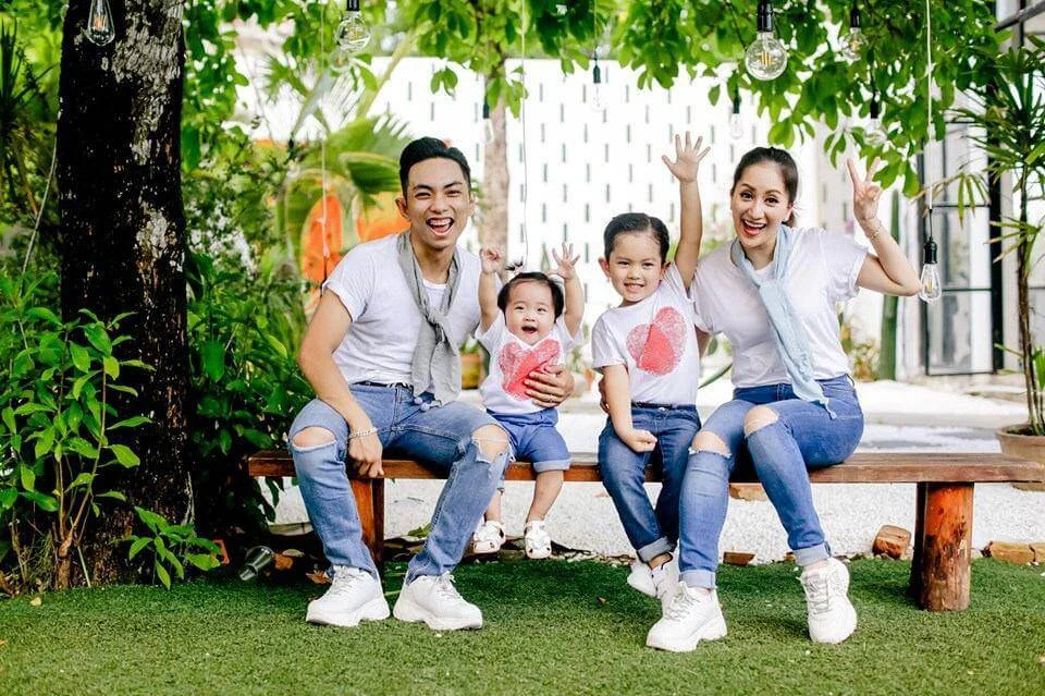 Ảnh gia đình 4 người vui vẻ bên nhau 3