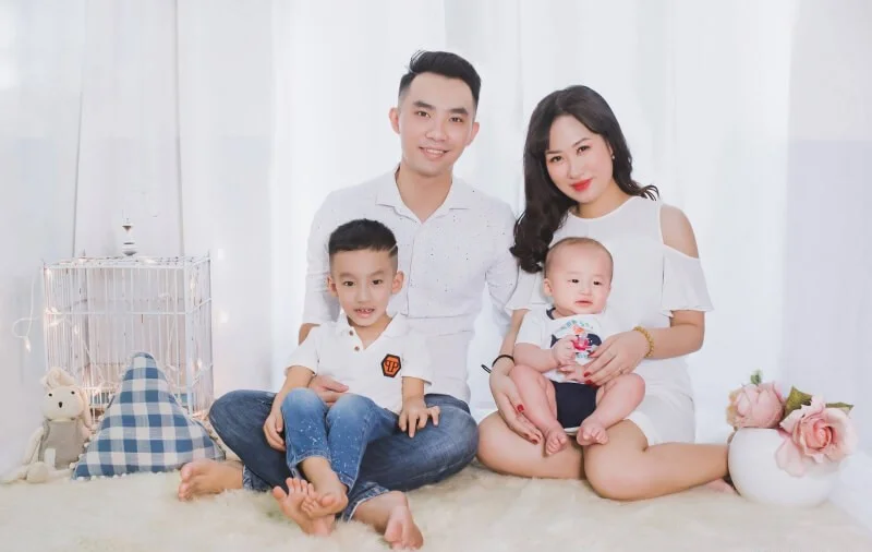 Hình ảnh gia đình 4 người chụp ảnh kỷ niệm 1