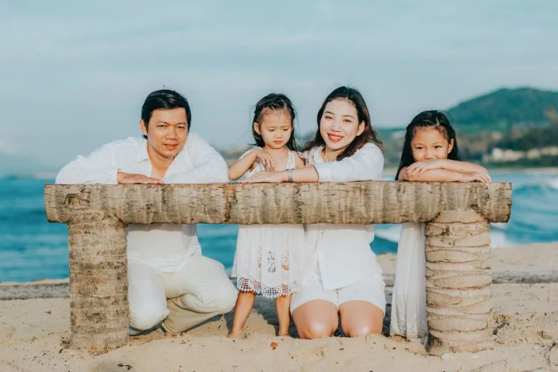 Hình ảnh gia đình 4 người cùng đi du lịch 4