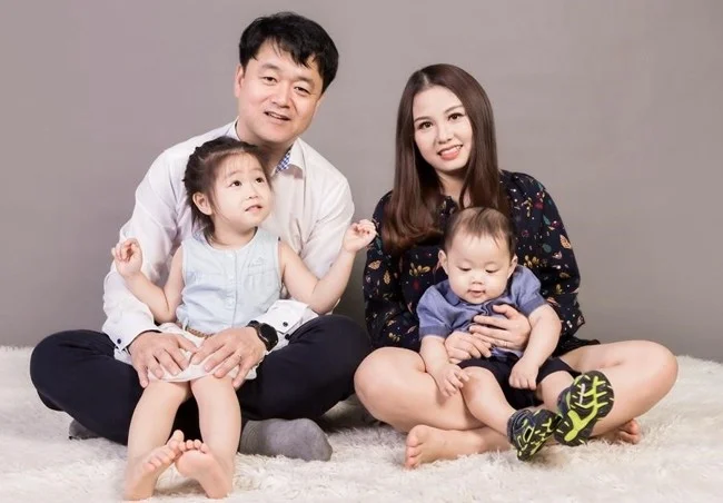 Hình ảnh gia đình 4 người chụp ảnh kỷ niệm 4