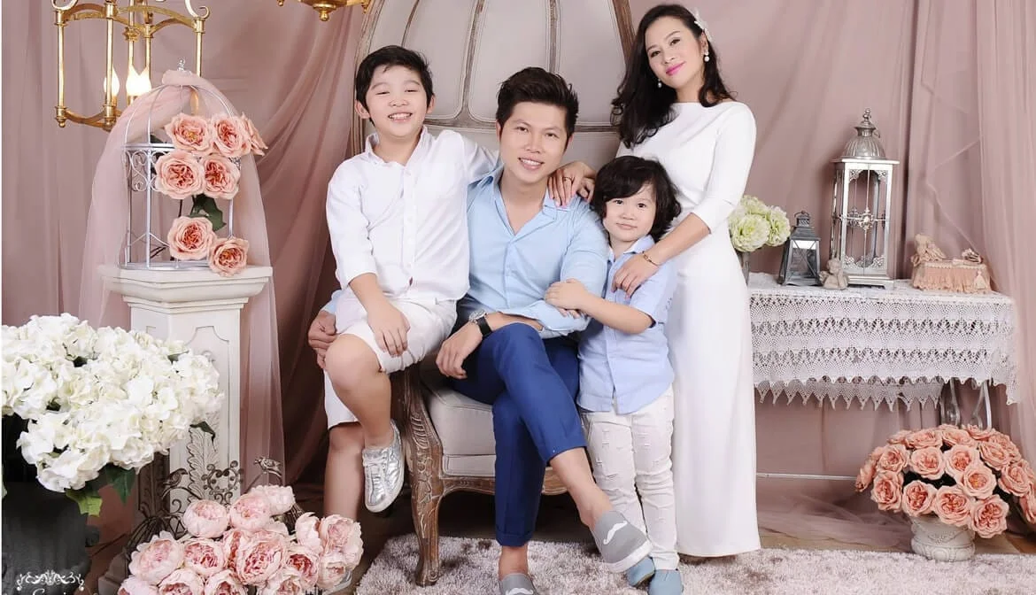 Hình ảnh gia đình 4 người chụp ảnh kỷ niệm 2