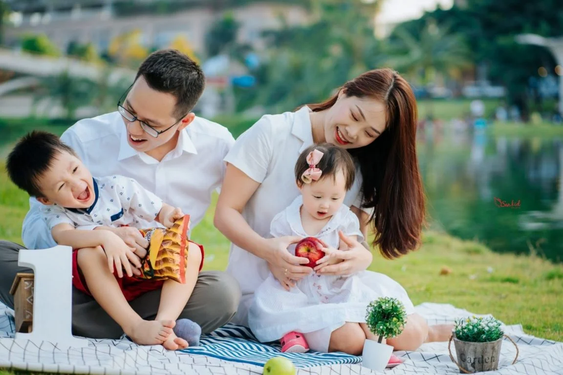 Ảnh gia đình 4 người vui vẻ bên nhau 8