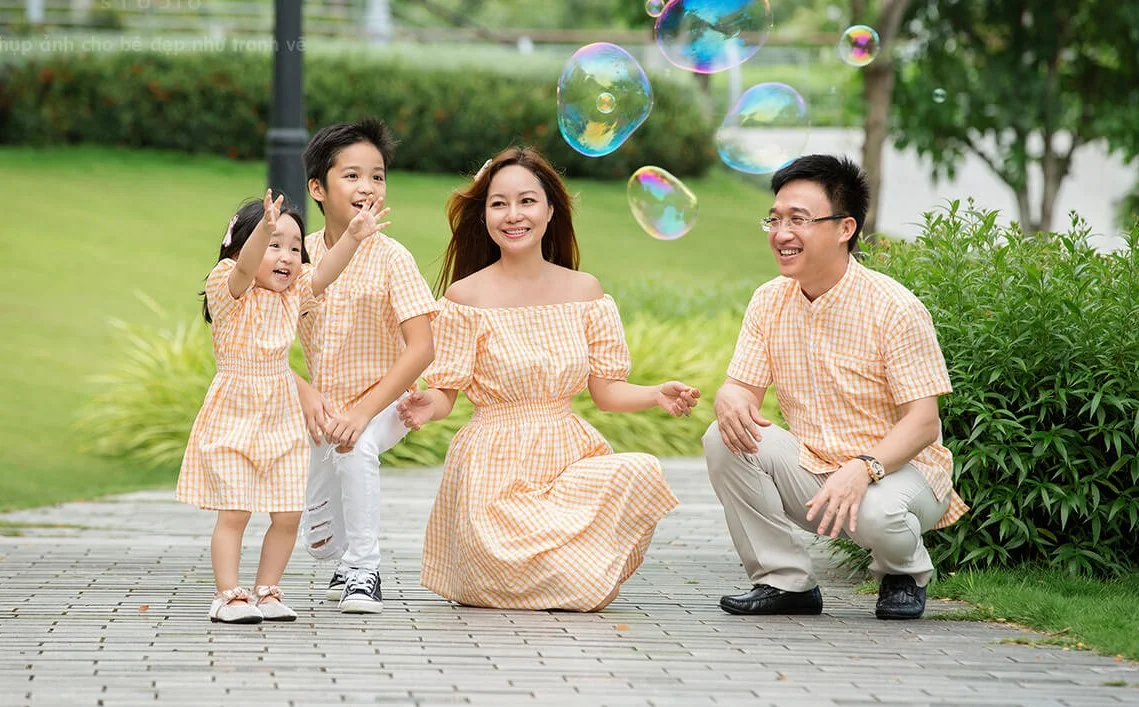 Ảnh gia đình 4 người vui vẻ bên nhau 1