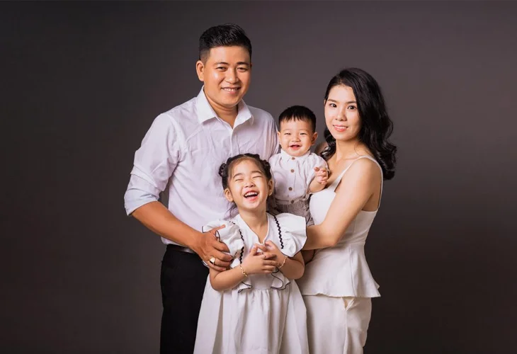 Hình ảnh gia đình 4 người chụp ảnh kỷ niệm 3