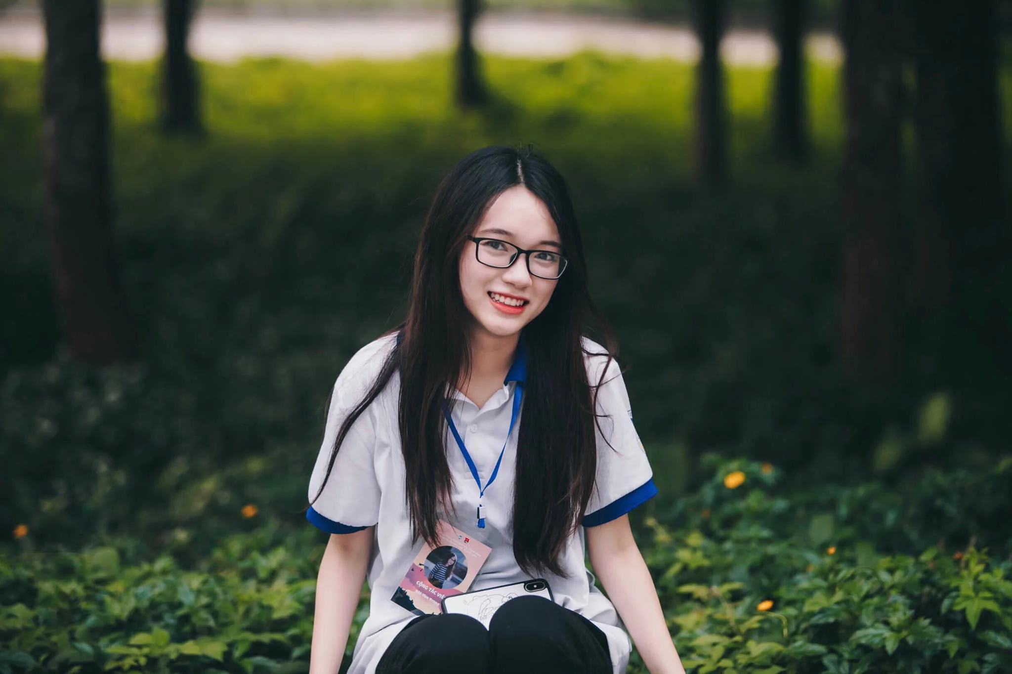 Ngắm ảnh kỷ yếu xinh như "nàng thơ", dân mạng soi ra info toàn thành tích khủng của nữ sinh Kinh tế