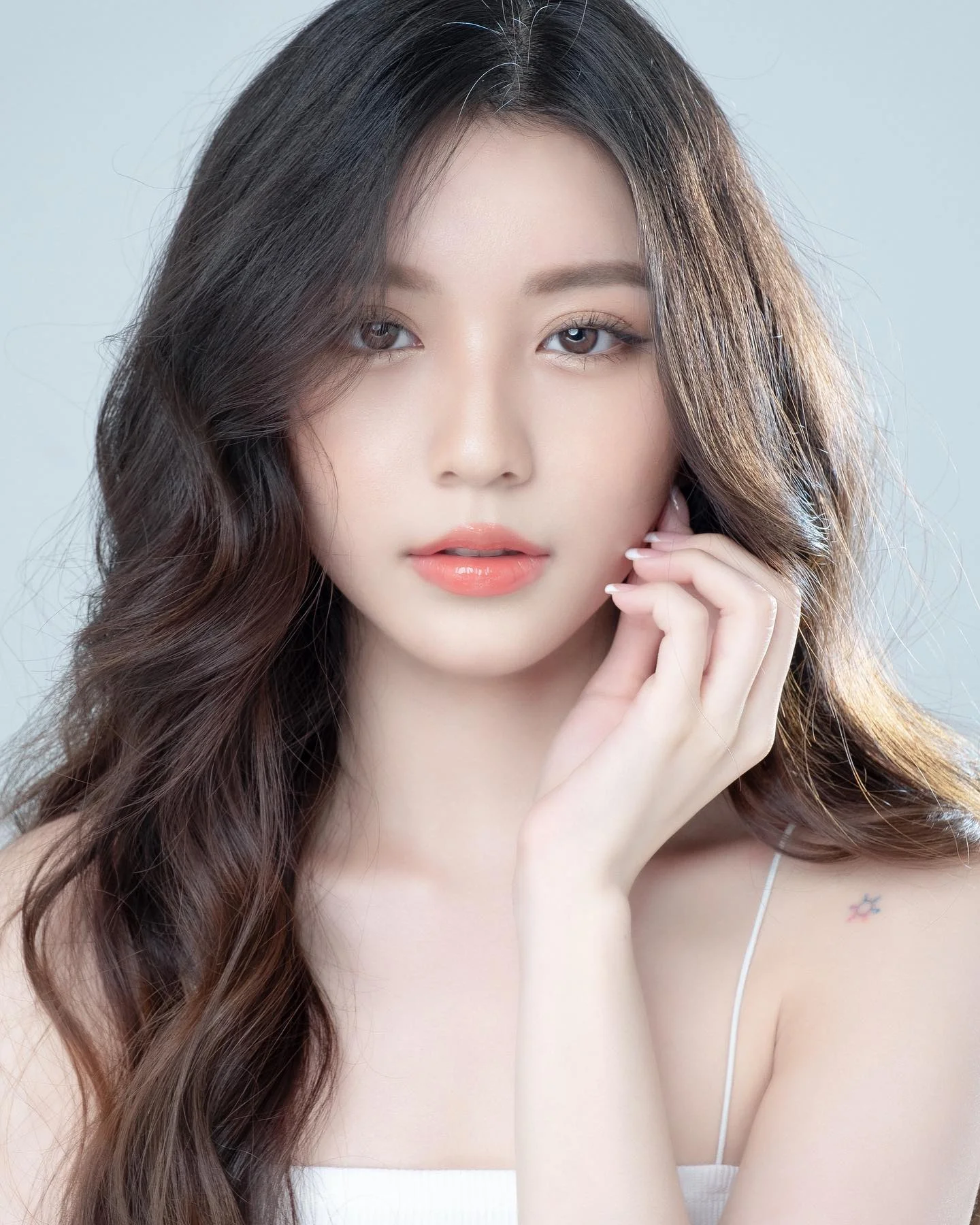 Hot girl top 1 trending" lộ ảnh ngoài đời, chân dài nổi bật nhưng diện mạo khác lạ
