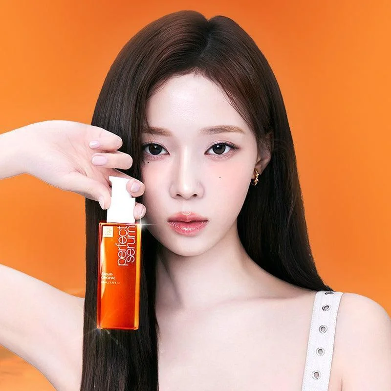 Ảnh bìa Facebook chân dung cô gái trẻ cầm chai serum trên nền cam nổi bật
