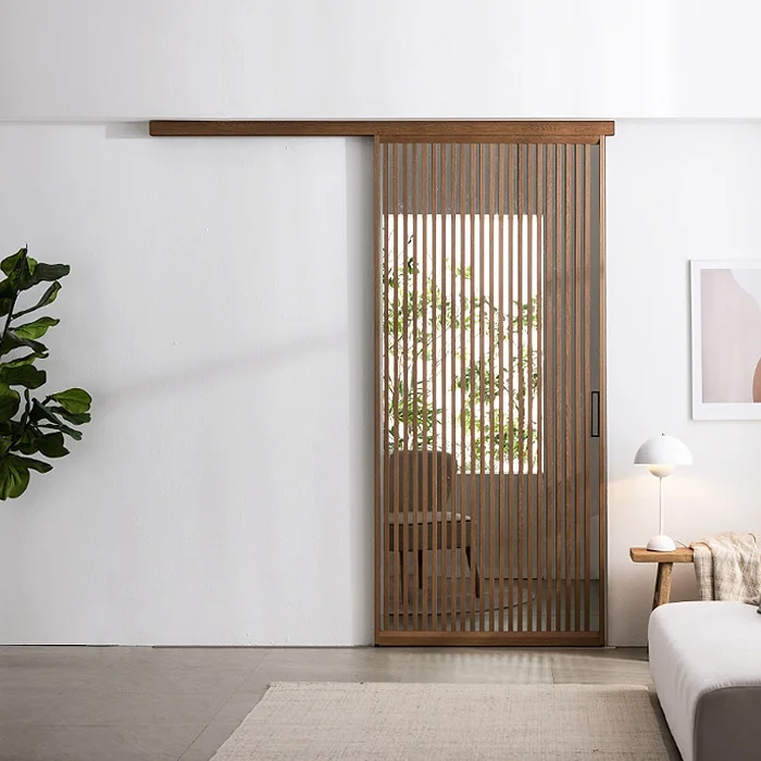 ảnh nền điện thoại phong cách nội thất tối giản với cửa lùa gỗ nan dọc và ánh sáng tự nhiên