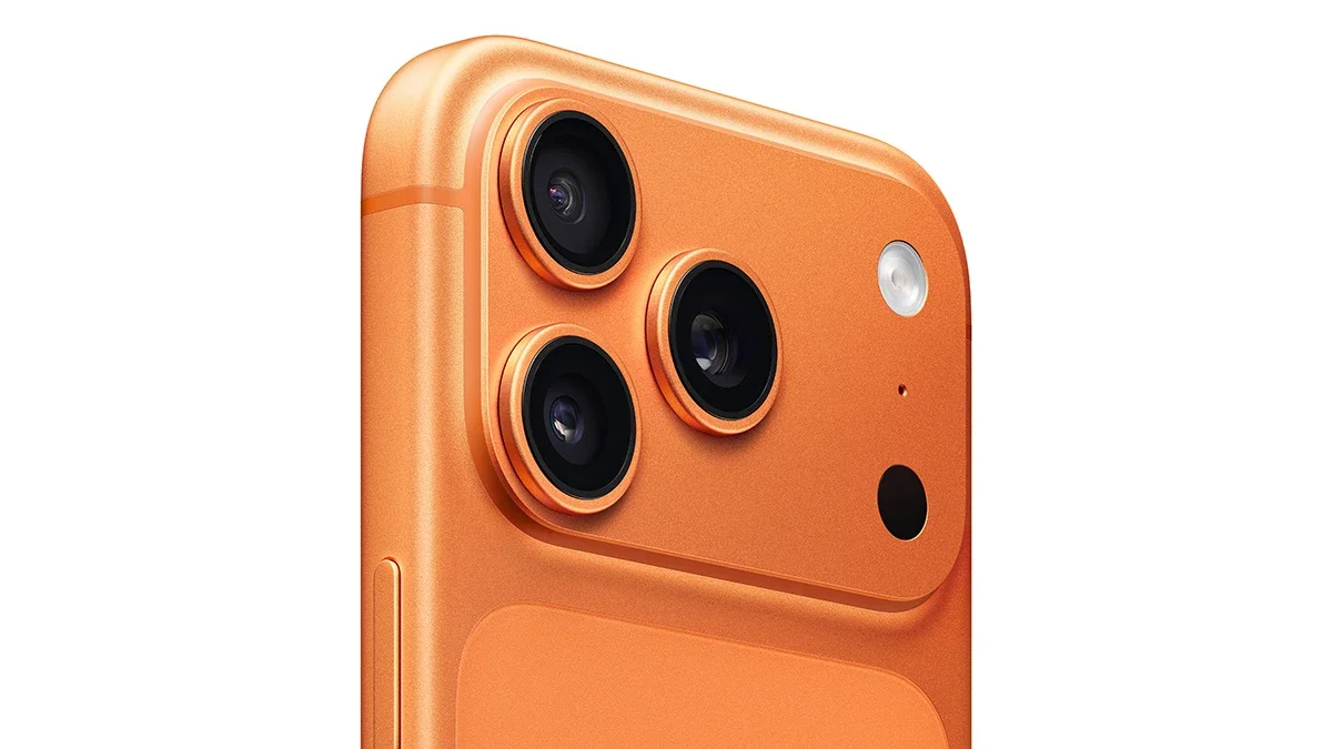 Cận cảnh cụm camera sau của iPhone 17 Pro Max màu cam trên nền trắng.