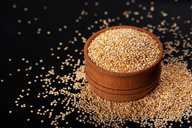 Bát gỗ đựng quinoa giữa những hạt rải trên nền đen