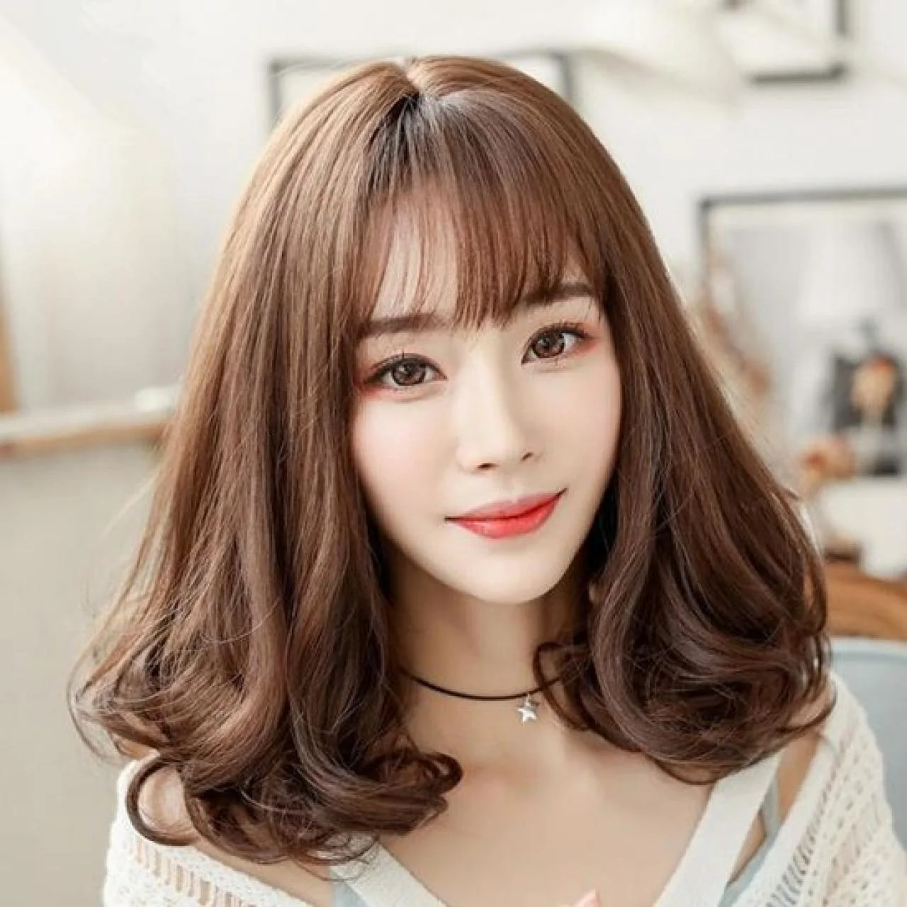 Tóc ngang vai layer uốn xoăn bồng bềnh màu nâu sáng