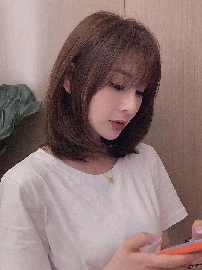 Tóc ngang vai bob duỗi cụp màu nâu, kết hợp mái thưa