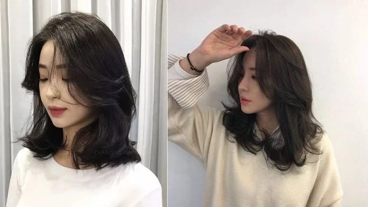 Hai cô gái với tóc ngang vai uốn cụp và uốn sóng nhẹ