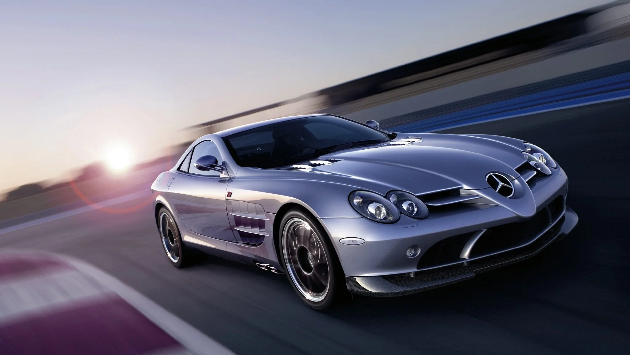 Tranh dán tường siêu xe Mercedes-Benz SLR McLaren màu bạc lướt nhanh trên đường cao tốc lúc hoàng hôn