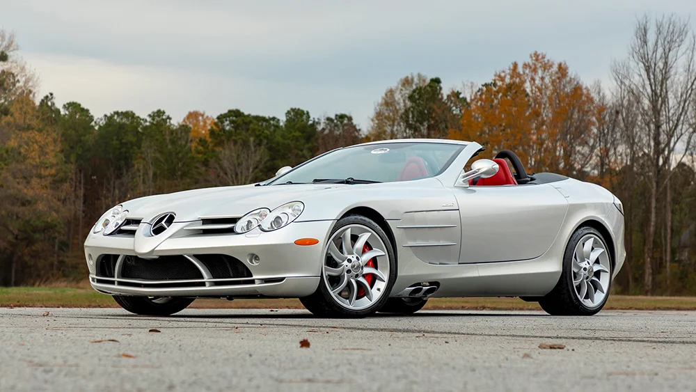 Tranh dán tường xe thể thao Mercedes-Benz SLR McLaren mui trần màu bạc giữa khung cảnh rừng mùa thu