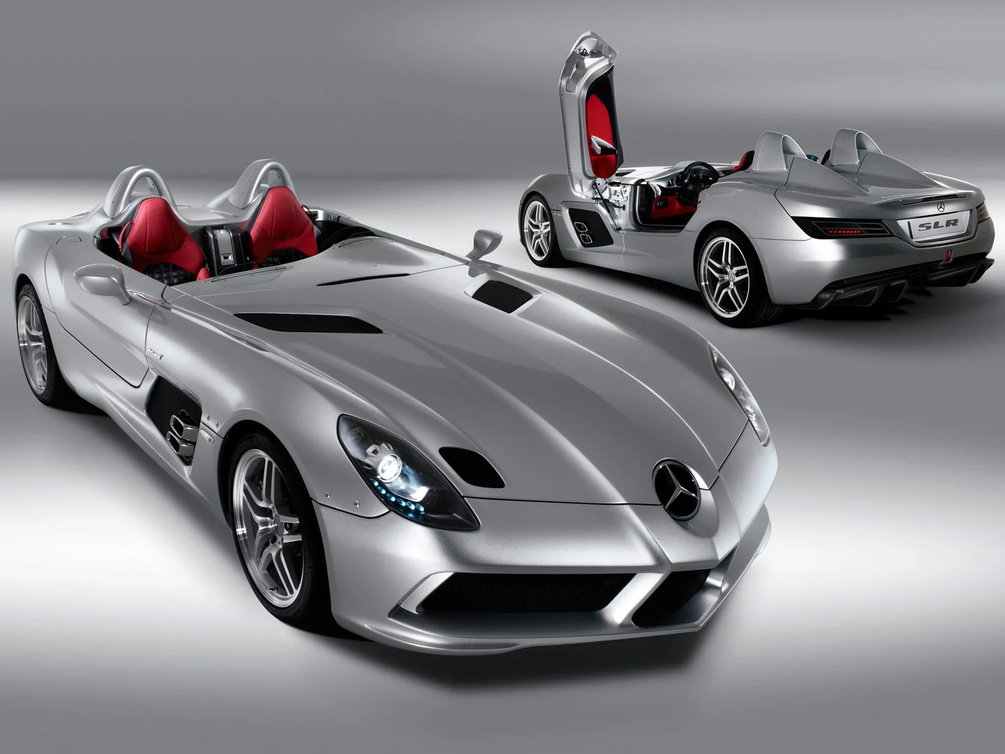 Tranh dán tường xe thể thao Mercedes-Benz SLR McLaren màu bạc trong không gian studio sang trọng