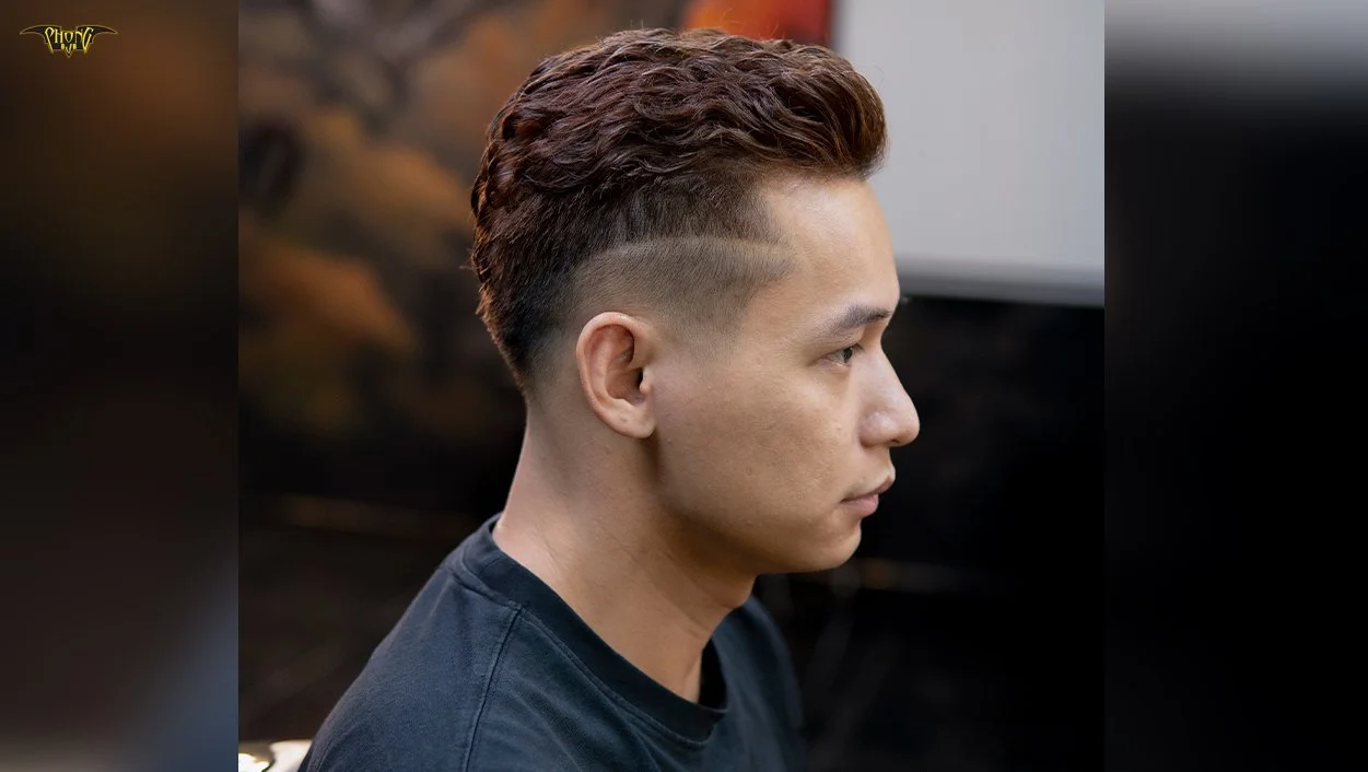 Kiểu tóc nam đẹp textured crop vuốt phồng kết hợp fade cao trong tiệm cắt tóc hiện đại