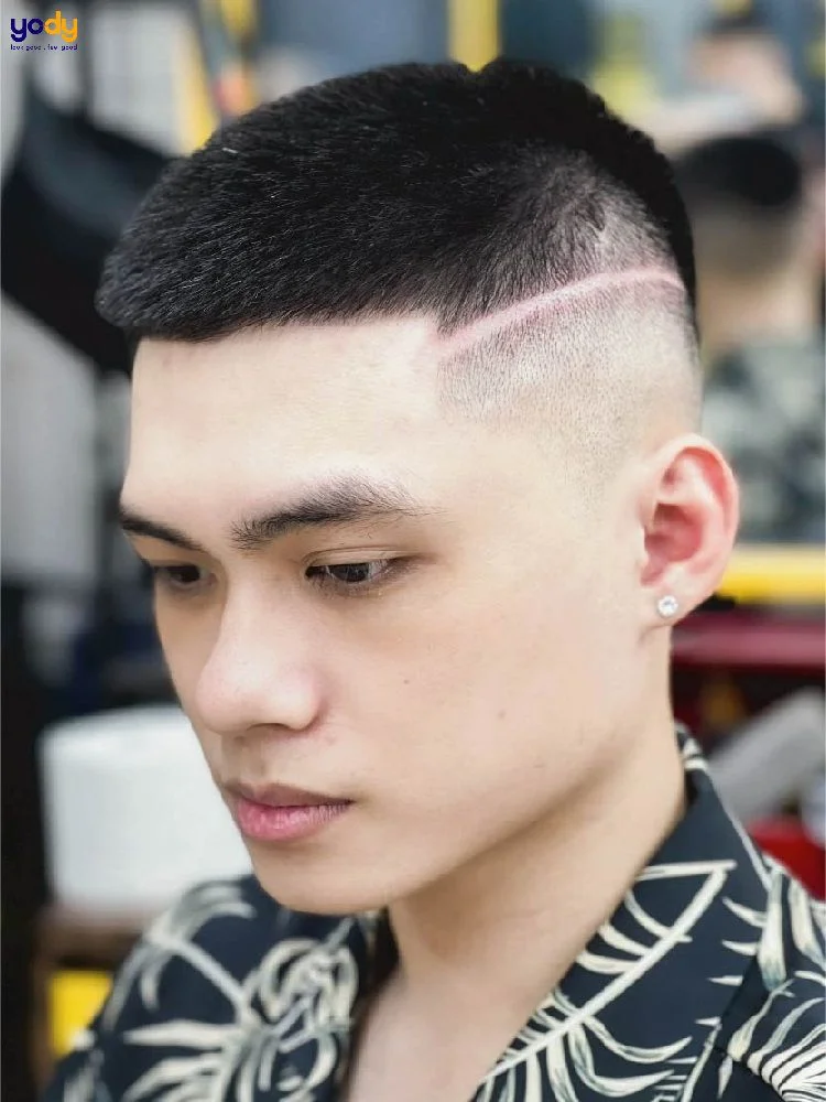 Kiểu tóc nam đẹp crop fade cao với đường cạo tạo điểm nhấn tại barbershop