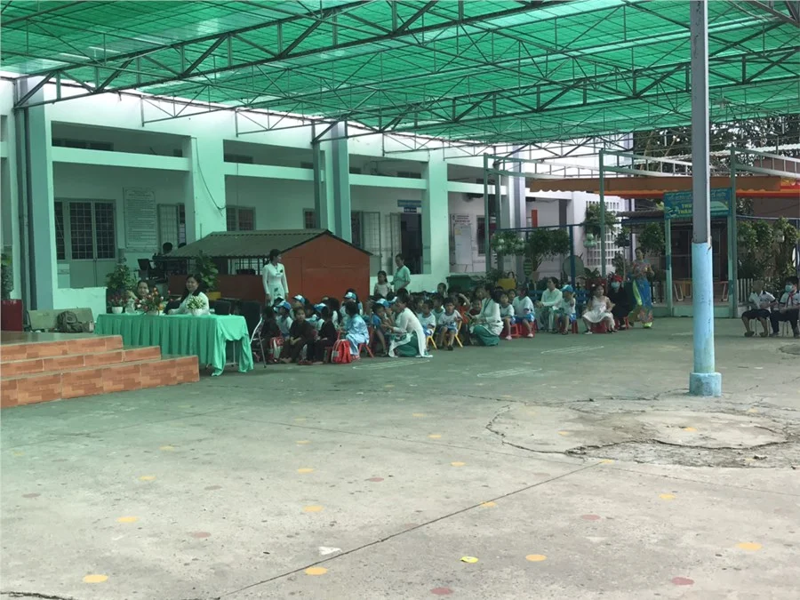 Khu sân hiên của trường tiểu học với các đoàn thể ngồi dự lễ khai giảng