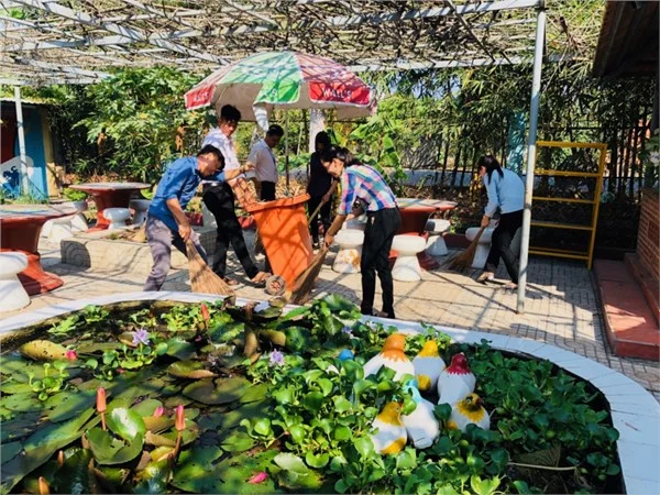 Công viên cảnh quan hồ sen với ghế đá trong khuôn viên trường tiểu học