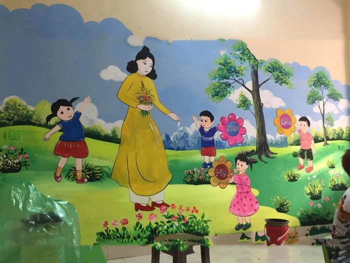 Bích họa sân trường tiểu học vẽ cô giáo cùng học sinh giữa vườn hoa