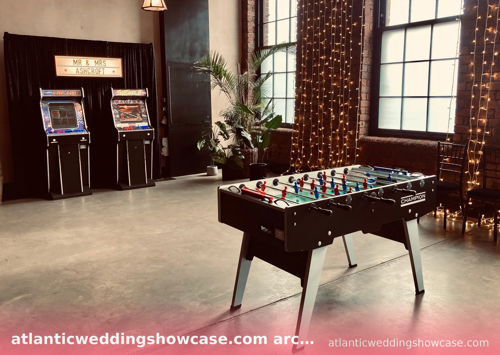 Bàn bi lắc và máy chơi game arcade cổ điển tại sự kiện của atlanticweddingshowcase.com arcade games collection