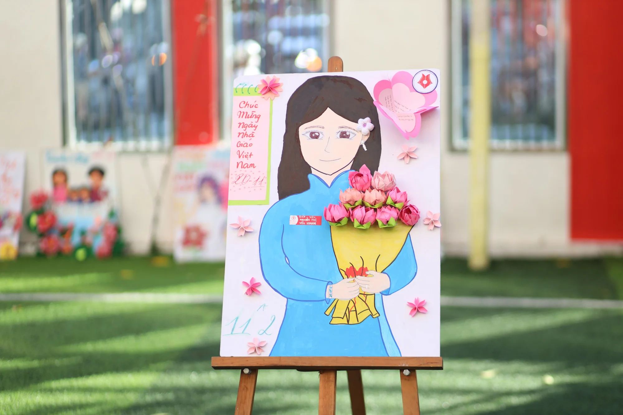 Teen làm tranh từ giấy vụn, chai nhựa tri ân giáo viên nhân ngày 20-11