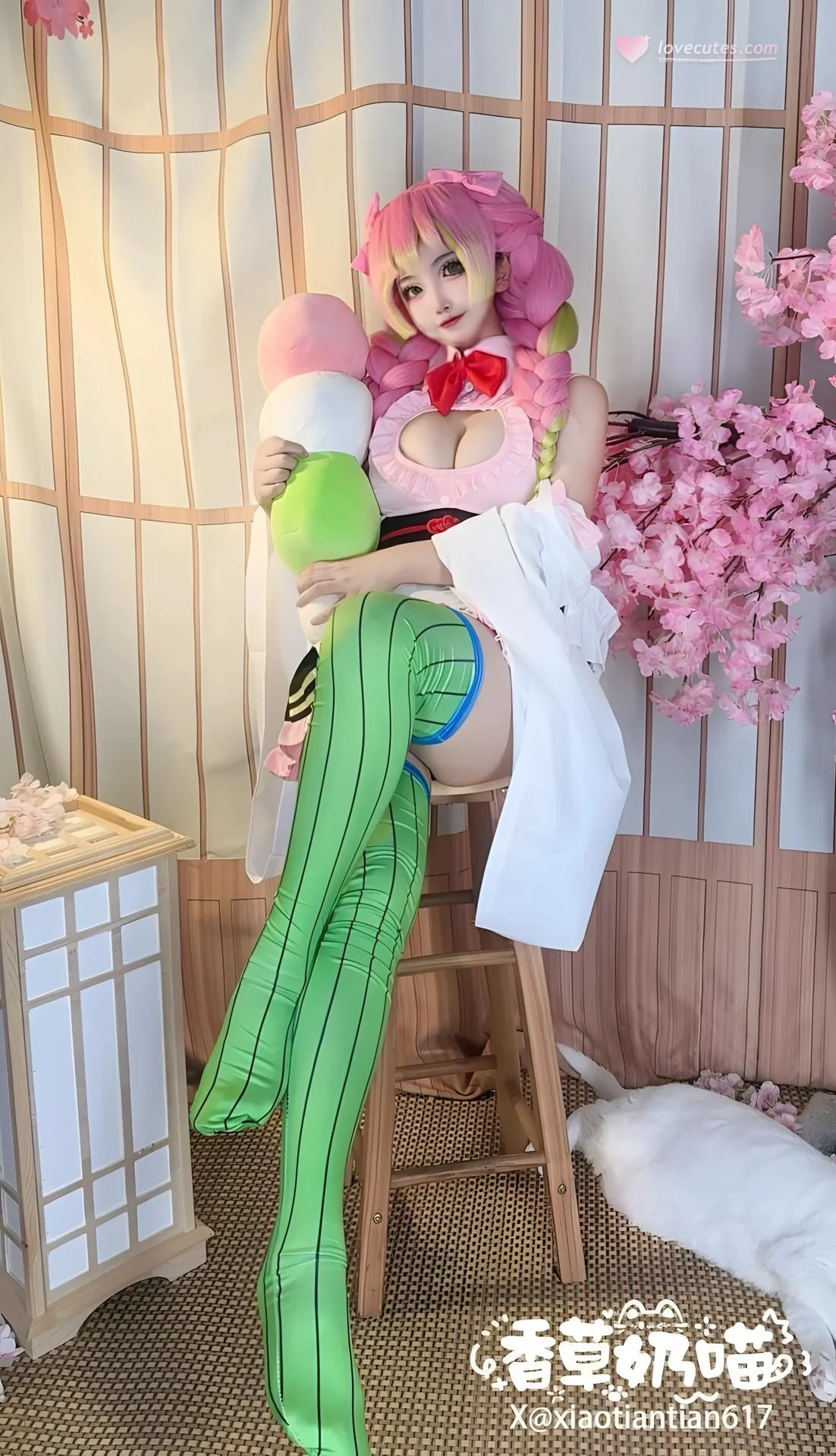 Cosplay Mitsuri Kanroji gợi cảm trong bộ anime Demon Slayer với hoa anh đào