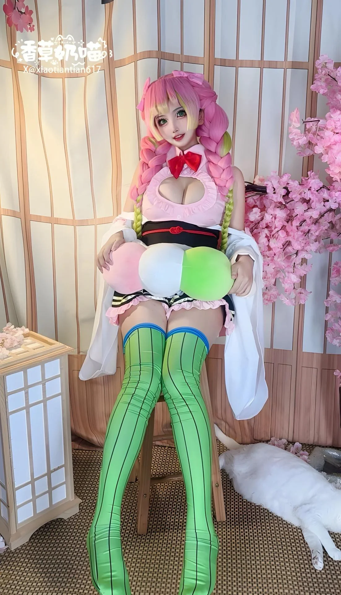 Coser Demon Slayer sexy với tóc hồng và trang phục cắt khoét trong phòng phong cách Nhật.
