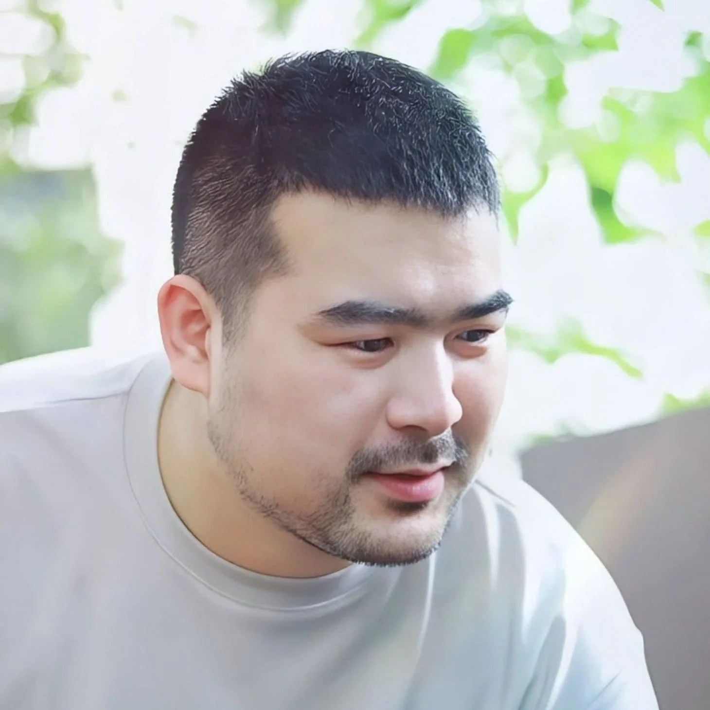 Tóc buzz cut húi cua phổ biến cho những người nam mặt tròn