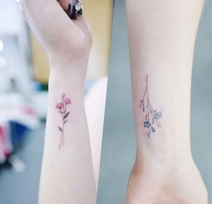 Hình xăm hoa nhỏ tinh tế trên cổ tay